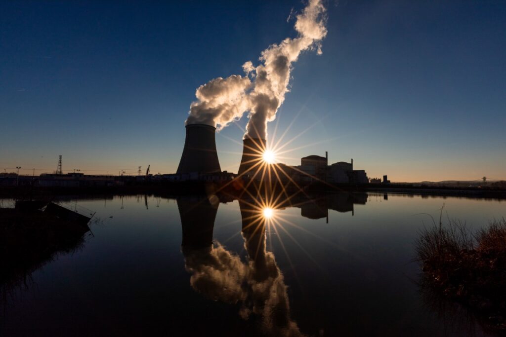 Kerncentrale tijdens zonsondergang